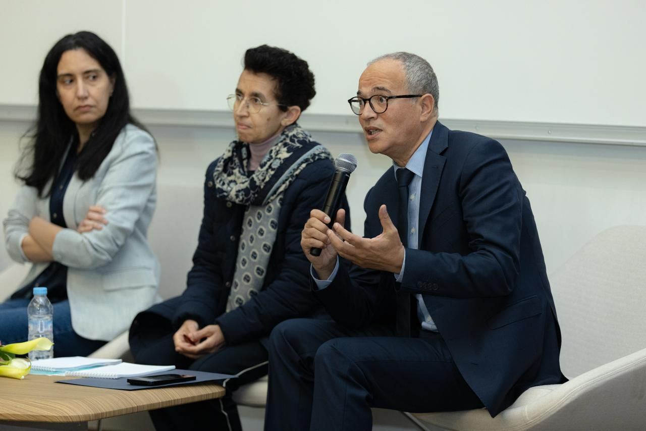 Table ronde réunissant néphrologues et pharmaciens cliniciens