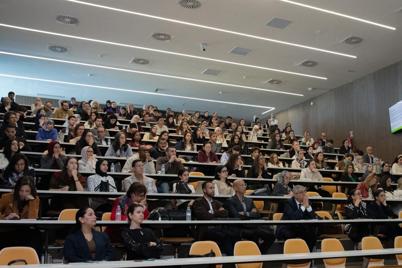 Amphithéâtre comble pendant les conférences de la journée