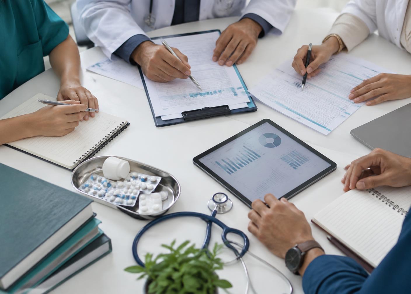 Professionnels de santé réunis autour d’un dossier thérapeutique
